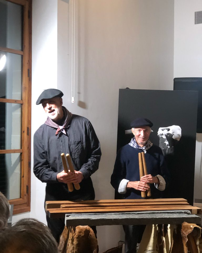 Actuació musical de Txalaparta a través de la Euskal Etxea Artea
